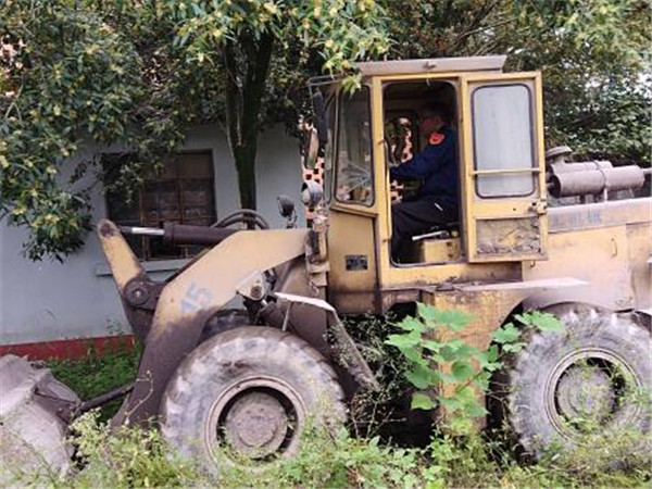 美化環(huán)境凝人心 雨中堅守顯真情——隆山科峰公司黨支部開展主題黨日活動6.jpg