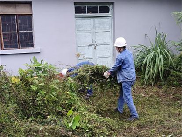美化環(huán)境凝人心 雨中堅守顯真情——隆山科峰公司黨支部開展主題黨日活動1.jpg