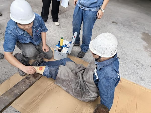 公司開展特種設(shè)備事故應(yīng)急演練活動1.jpg 公司開展特種設(shè)備事故應(yīng)急演練活動1.jpg